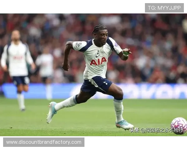 中场+边锋切换：库杜斯的战术多样性