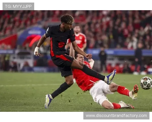 曼联砸重金引援却战绩持续下滑,引援策略问题逐步显现 曼联砸重金引援却战绩持续下滑,引援策略问题逐步显现