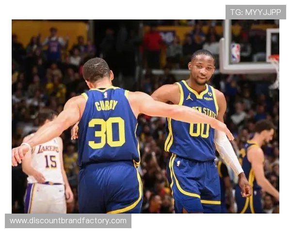 库明加利用挡拆拉开空间 助勇士提升关键时刻得分效率