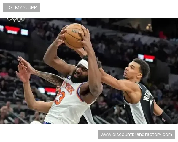 罗宾逊篮下防守对比安东尼，篮板率提升显著保障内线稳定